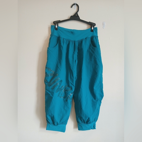 Zumba Branded Windbreaker Capri Pants Size Large - Picture 1 of 3